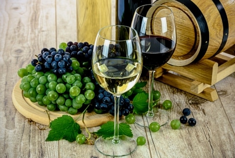 godne uwagi wino w kieliszku winogrona prosecco
