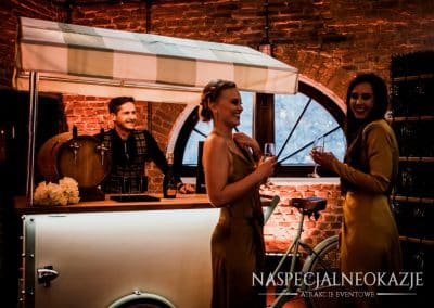 po piąte ludzie bawią sięprzy rowerze prosecco van